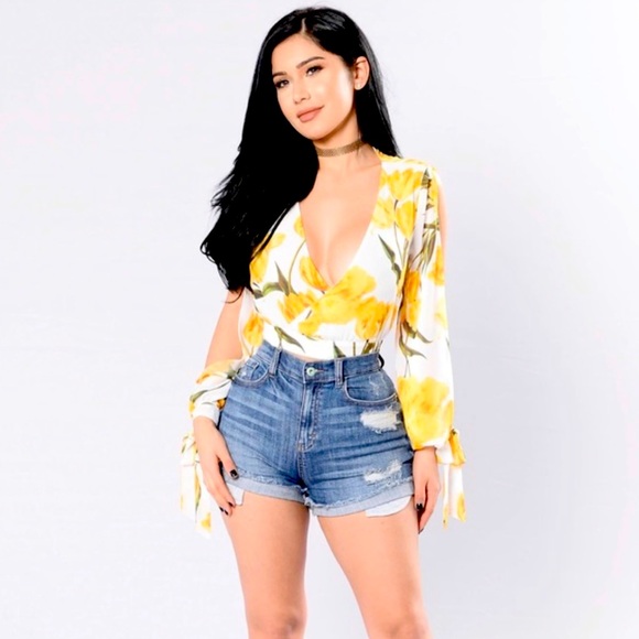 Fashion Nova Tops| Yellow flower crop top| Size:M - Picture 5 of 6